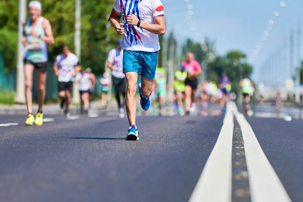 Runner in gara su strada durante una mezza maratona